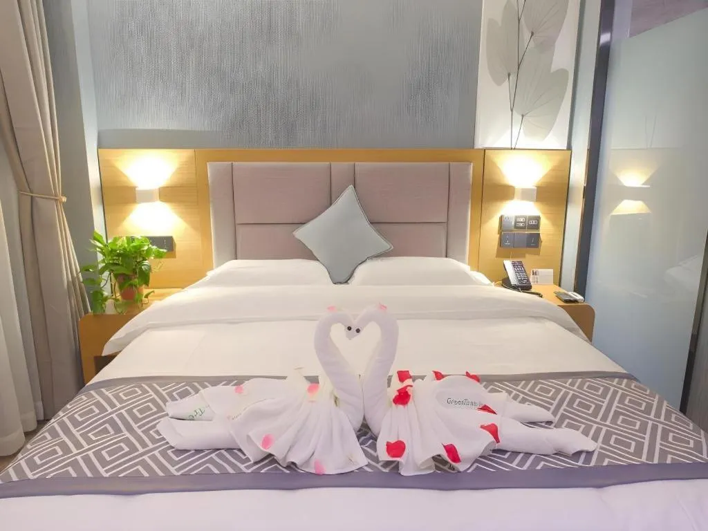 Bed in GreenTree Inn Puyang Ruifengyuan Business Hotel