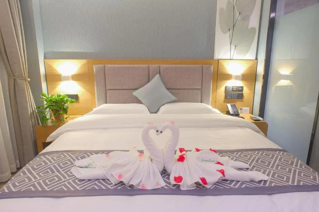 Bed in GreenTree Inn Puyang Ruifengyuan Business Hotel