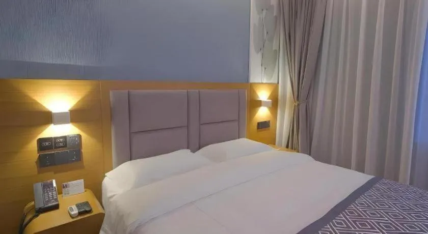 Bed in GreenTree Inn Puyang Ruifengyuan Business Hotel