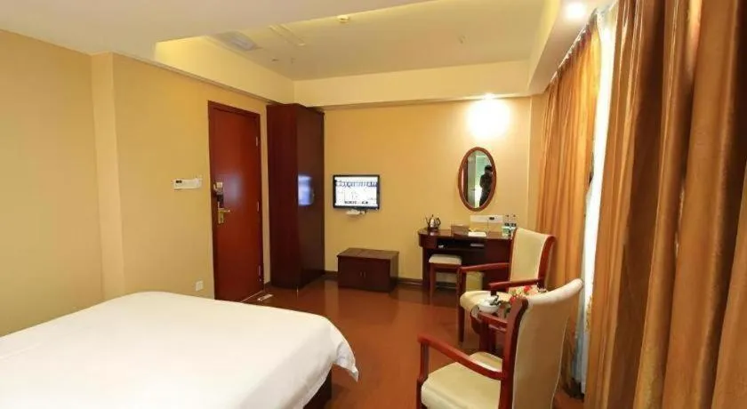 Bed in GreenTree Inn Jieyang North Linjiang Road Express Hotel