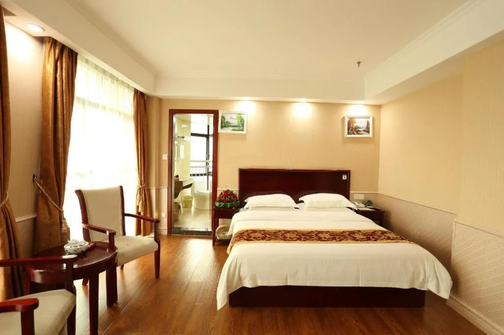 Bed in GreenTree Inn Jieyang North Linjiang Road Express Hotel