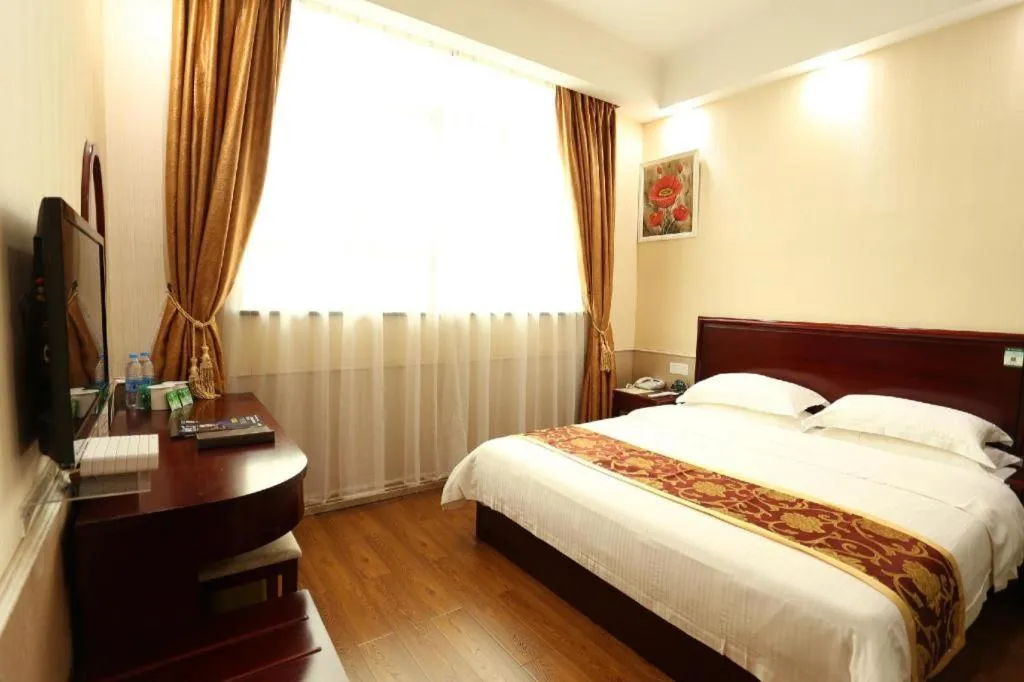 Bed in GreenTree Inn Jieyang North Linjiang Road Express Hotel