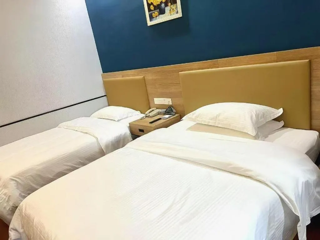Bed in GreenTree Inn Jieyang North Linjiang Road Express Hotel