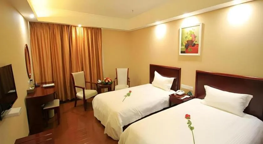 Bed in GreenTree Inn Jieyang North Linjiang Road Express Hotel