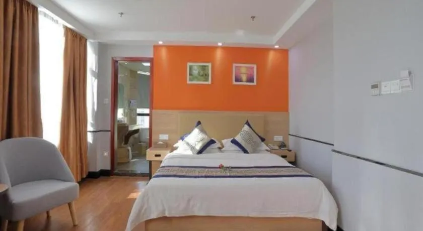 Bed in GreenTree Inn Jieyang North Linjiang Road Express Hotel