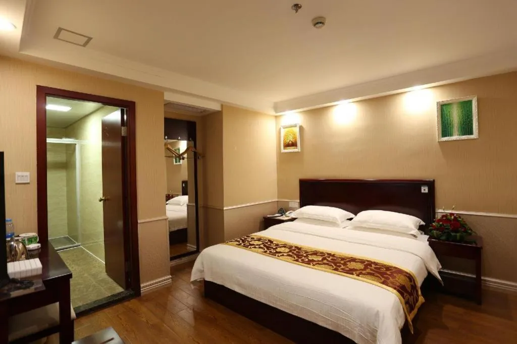 Bed in GreenTree Inn Jieyang North Linjiang Road Express Hotel