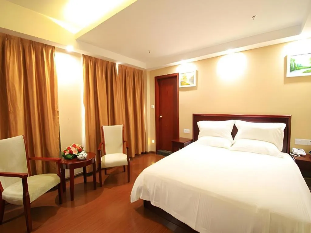 Bed in GreenTree Inn Jieyang North Linjiang Road Express Hotel