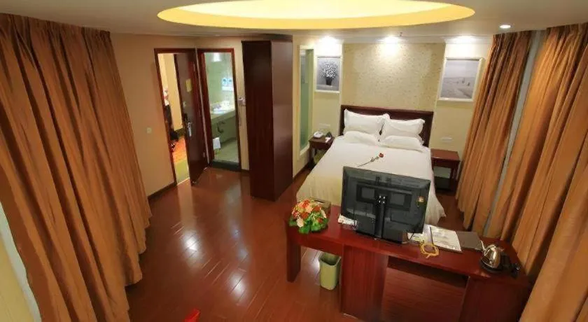 Bed in GreenTree Inn Jieyang North Linjiang Road Express Hotel