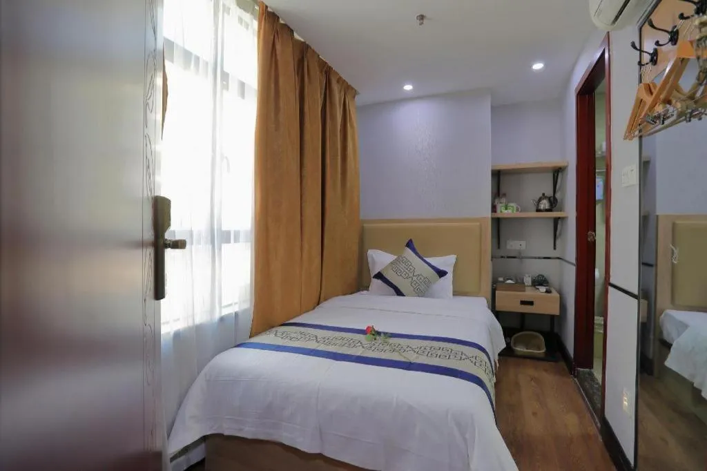 Bed in GreenTree Inn Jieyang North Linjiang Road Express Hotel