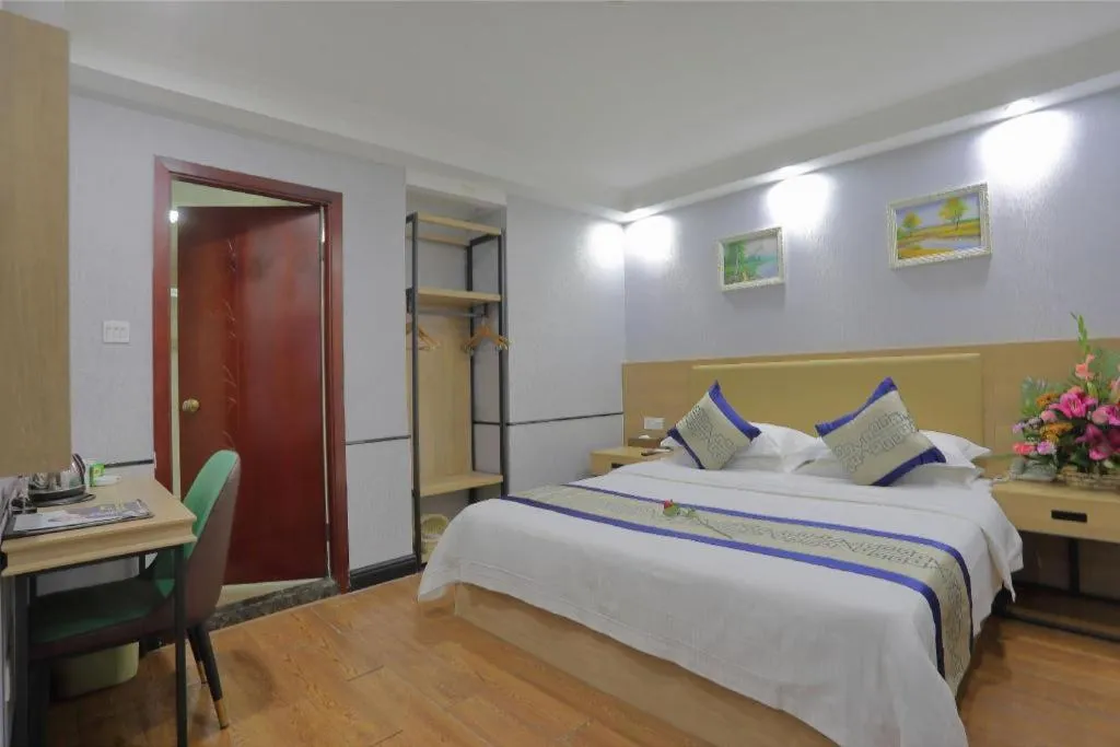 Bed in GreenTree Inn Jieyang North Linjiang Road Express Hotel