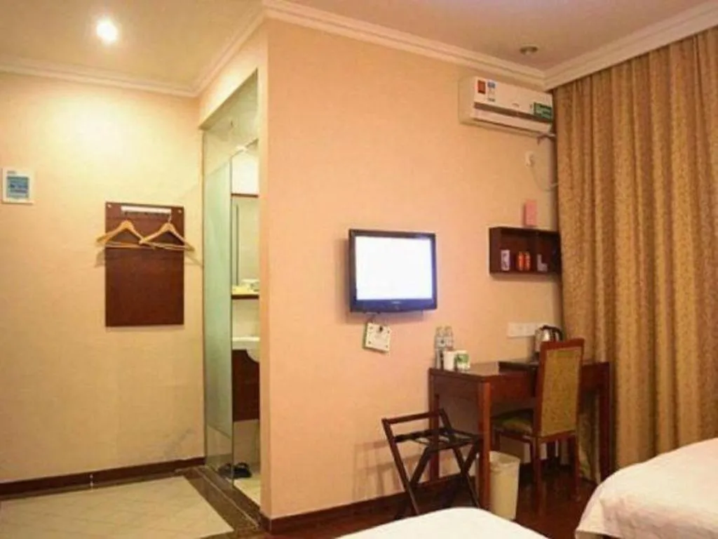 Bed in GreenTree Inn Zhejiang Ningbo Exhibition and Convention Center Bus East Station Express Hotel