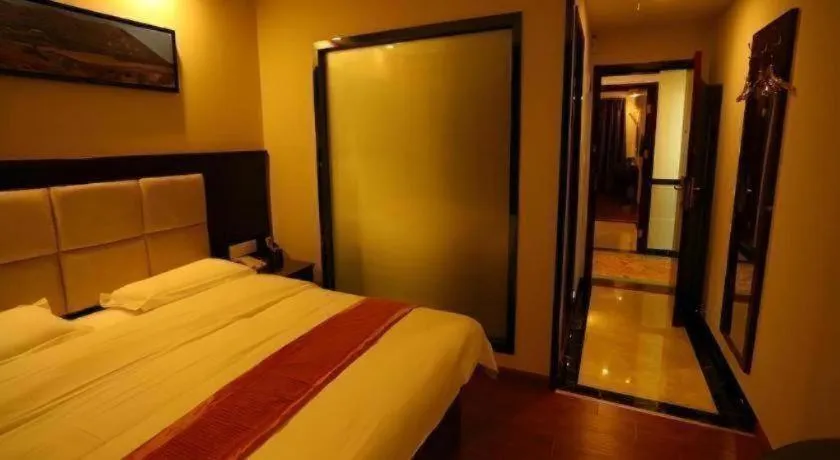 Bed in GreenTree Inn Guangzhou Baiyun International Airport Huaxi Road Express Hotel