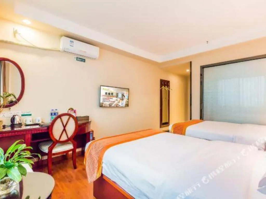 Bed in GreenTree Inn Guangzhou Baiyun International Airport Huaxi Road Express Hotel