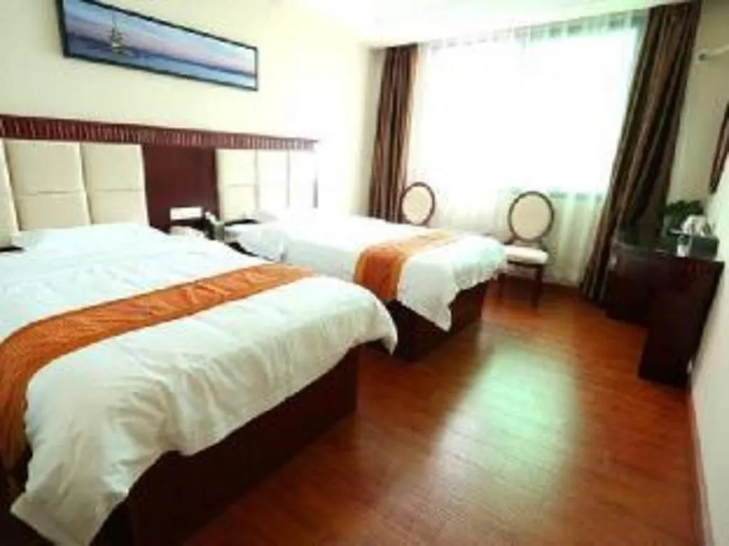 Bed in GreenTree Inn Guangzhou Baiyun International Airport Huaxi Road Express Hotel