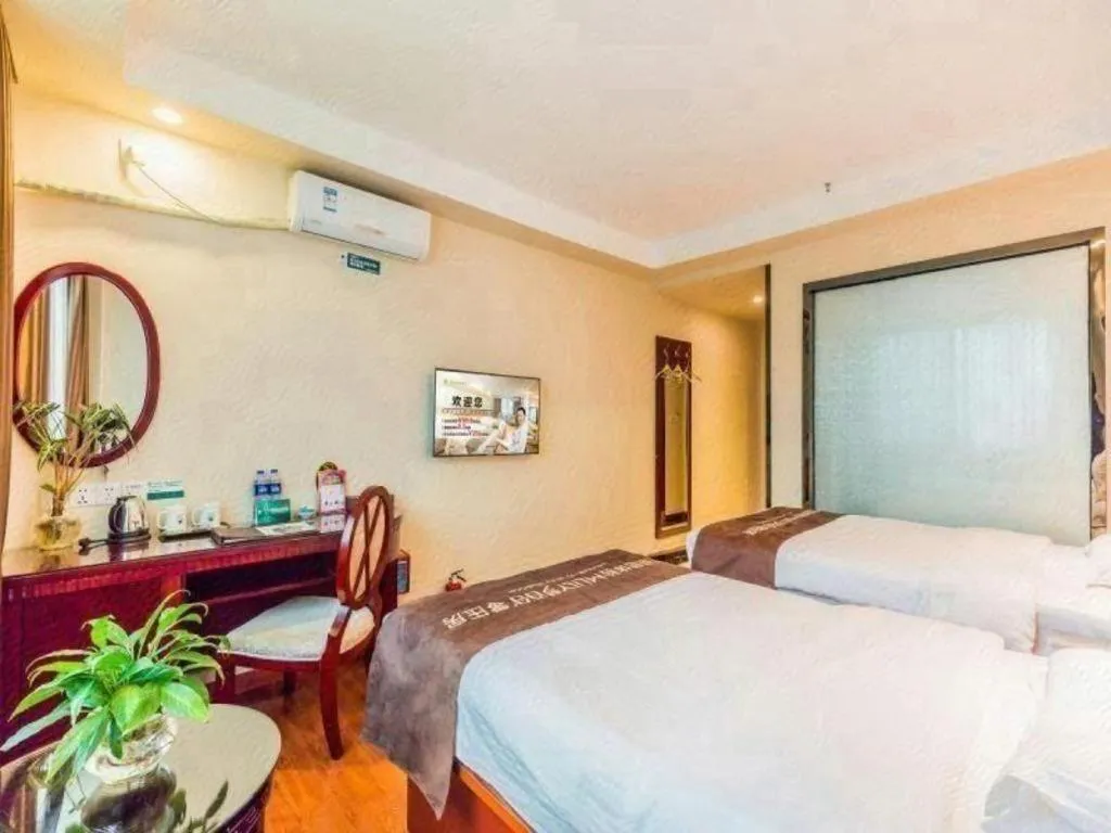 Bed in GreenTree Inn Guangzhou Baiyun International Airport Huaxi Road Express Hotel