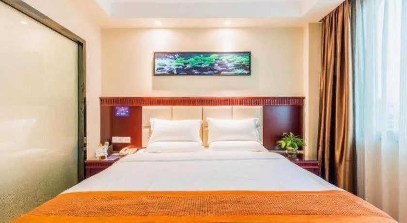 Bed in GreenTree Inn Guangzhou Baiyun International Airport Huaxi Road Express Hotel