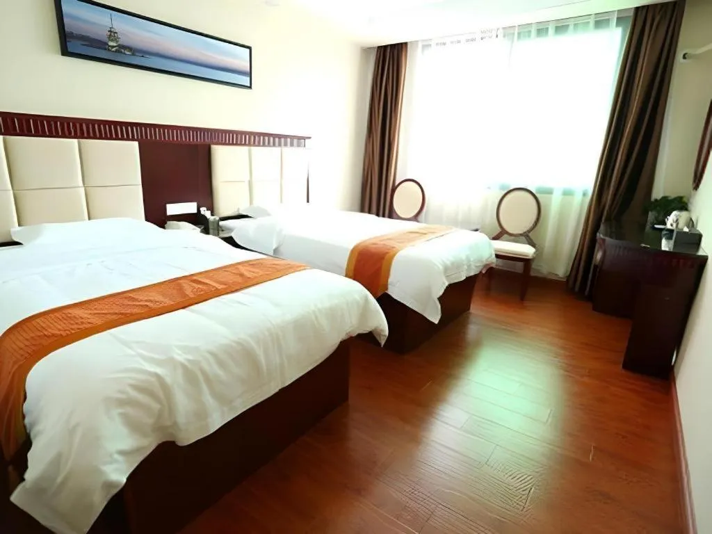 Bed in GreenTree Inn Guangzhou Baiyun International Airport Huaxi Road Express Hotel