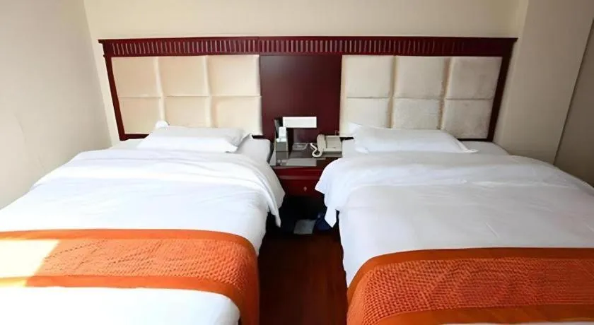 Bed in GreenTree Inn Guangzhou Baiyun International Airport Huaxi Road Express Hotel