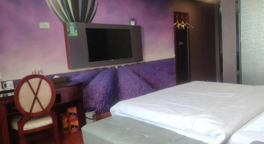 Bed in GreenTree Inn Guangzhou Baiyun International Airport Huaxi Road Express Hotel