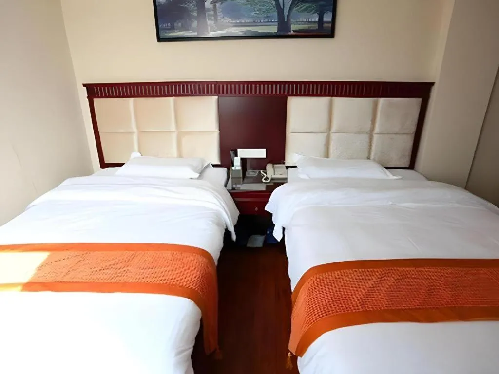 Bed in GreenTree Inn Guangzhou Baiyun International Airport Huaxi Road Express Hotel
