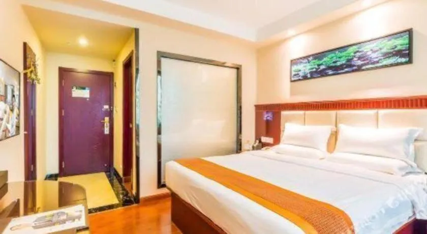 Bed in GreenTree Inn Guangzhou Baiyun International Airport Huaxi Road Express Hotel