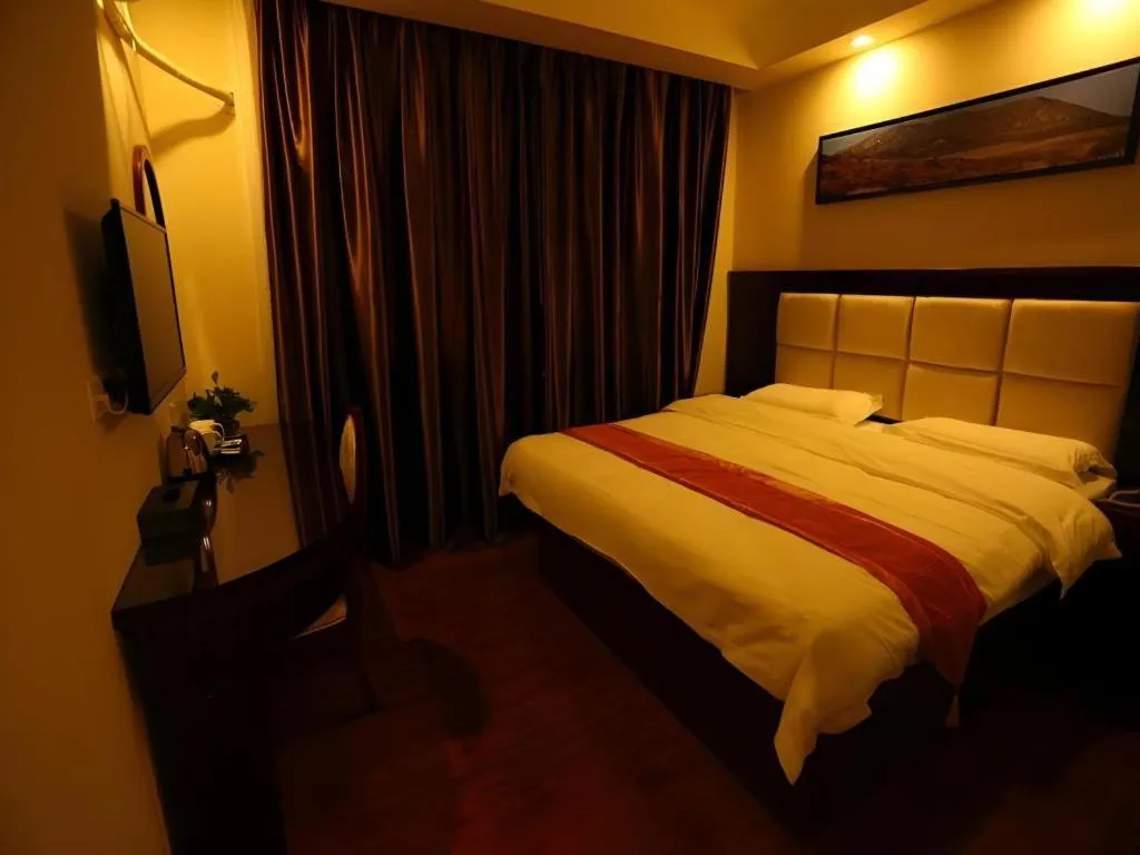 Bed in GreenTree Inn Guangzhou Baiyun International Airport Huaxi Road Express Hotel