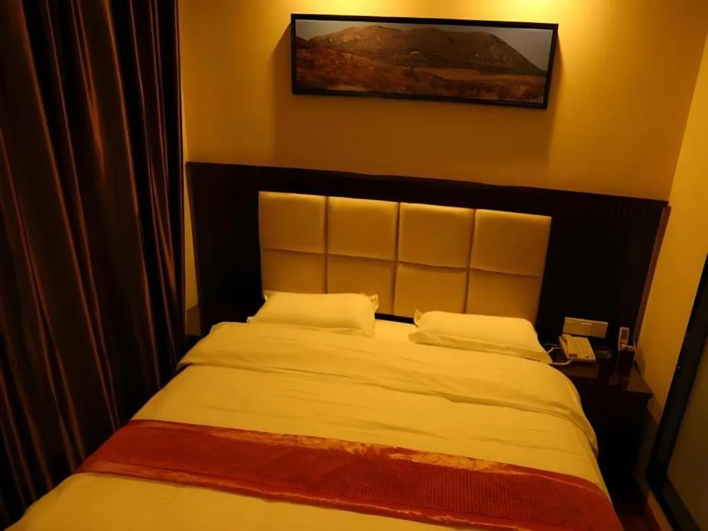Bed in GreenTree Inn Guangzhou Baiyun International Airport Huaxi Road Express Hotel