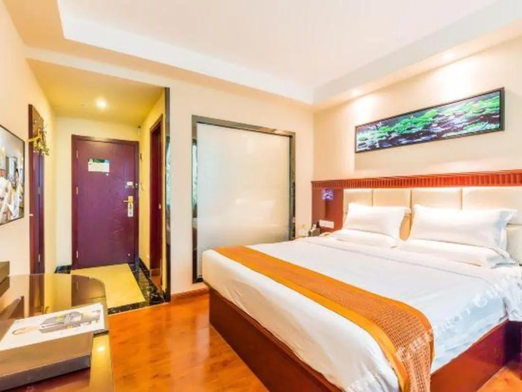 Bed in GreenTree Inn Guangzhou Baiyun International Airport Huaxi Road Express Hotel