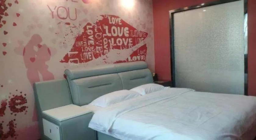 Bed in GreenTree Inn Guangzhou Baiyun International Airport Huaxi Road Express Hotel