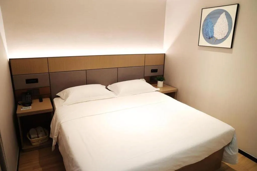 Bed in GreenTree Inn Suzhou Industrial Zone Yangcheng Lake Weiting Mong Kok Express Hotel