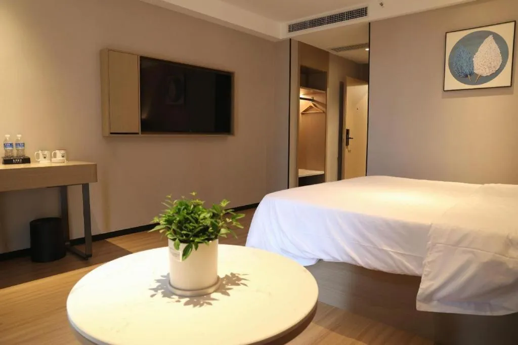Bed in GreenTree Inn Suzhou Industrial Zone Yangcheng Lake Weiting Mong Kok Express Hotel