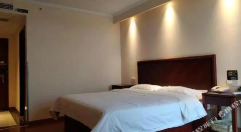 Bed in GreenTree Inn Suzhou Industrial Zone Yangcheng Lake Weiting Mong Kok Express Hotel