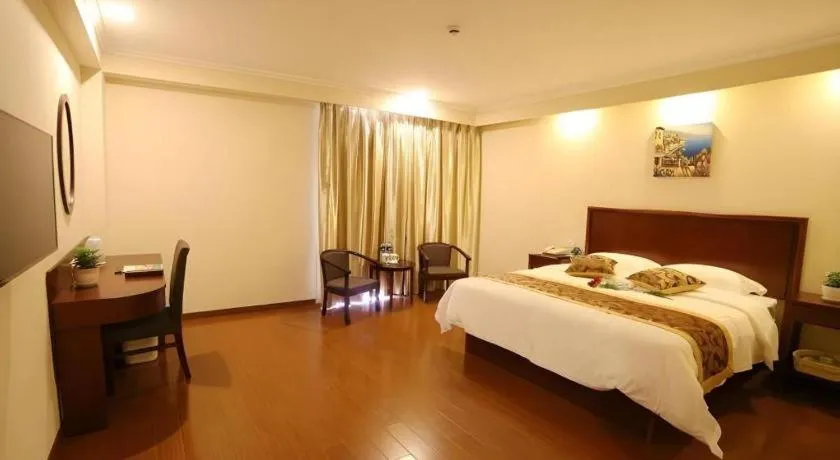 Bed in GreenTree Inn Suzhou Industrial Zone Yangcheng Lake Weiting Mong Kok Express Hotel