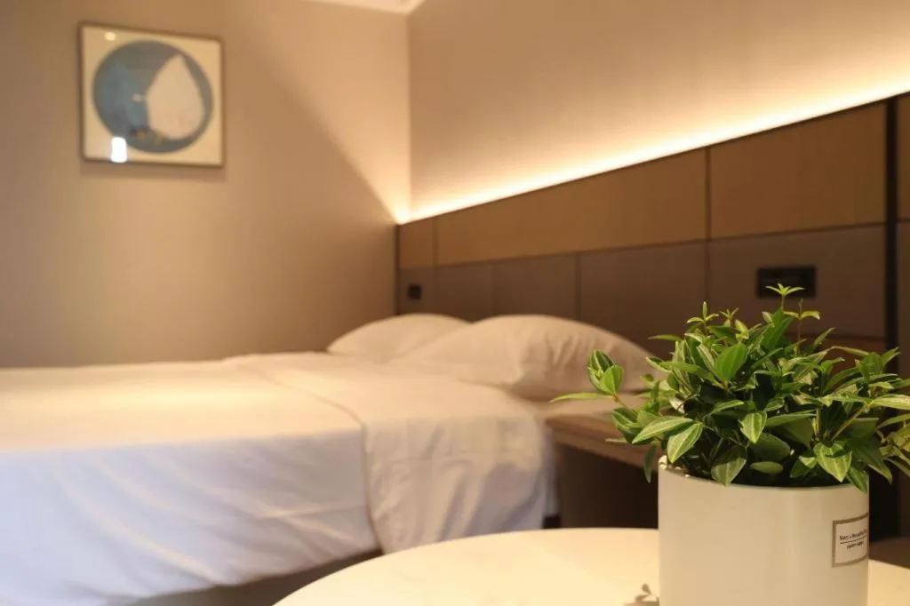 Bed in GreenTree Inn Suzhou Industrial Zone Yangcheng Lake Weiting Mong Kok Express Hotel