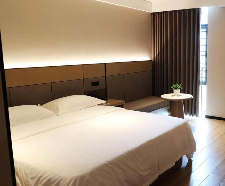 Bed in GreenTree Inn Suzhou Industrial Zone Yangcheng Lake Weiting Mong Kok Express Hotel