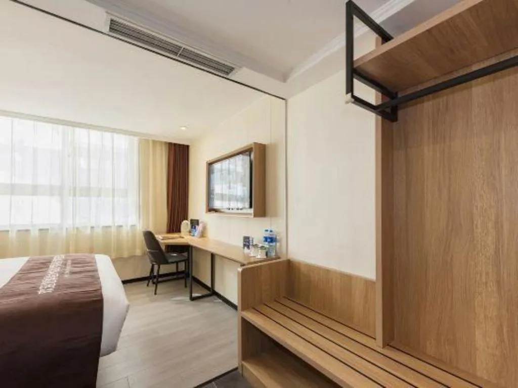 Bed in GreenTree Inn West Railway Station North Square Hotel