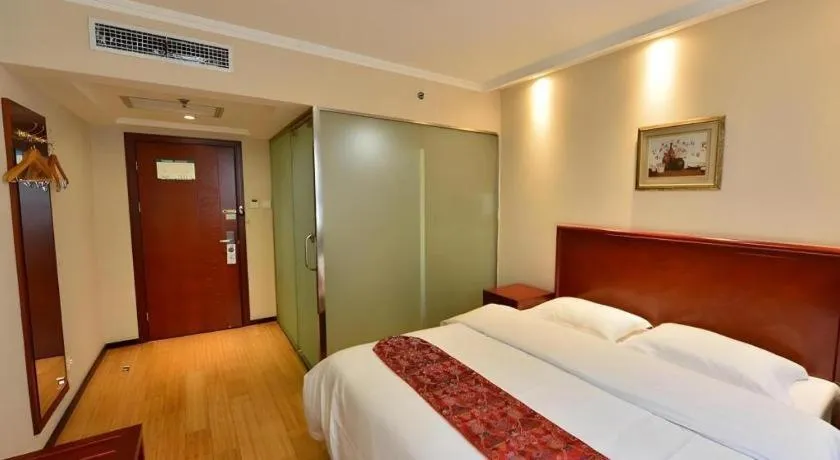 Bed in GreenTree Inn West Railway Station North Square Hotel