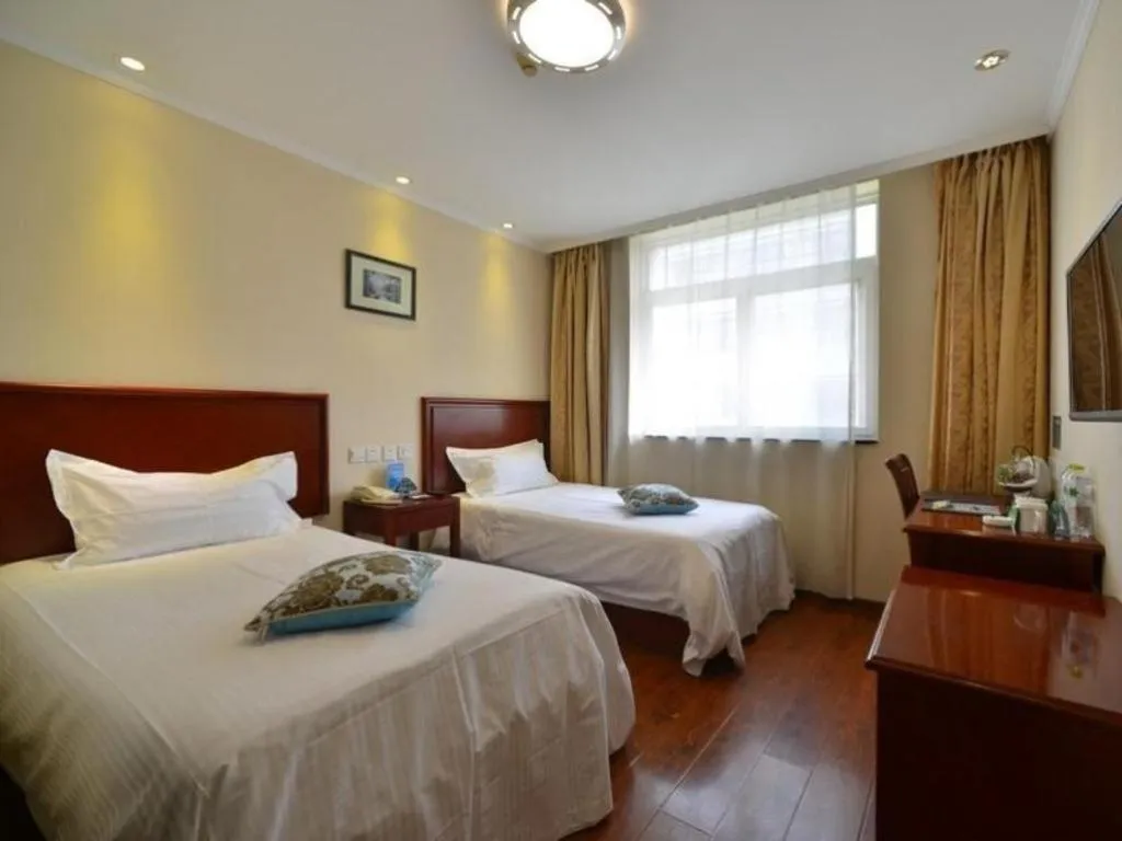 Bed in GreenTree Inn West Railway Station North Square Hotel
