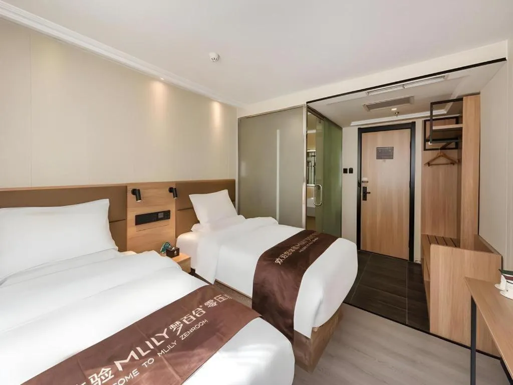 Bed in GreenTree Inn West Railway Station North Square Hotel