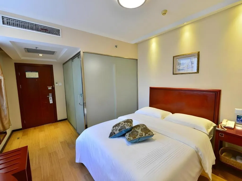 Bed in GreenTree Inn West Railway Station North Square Hotel