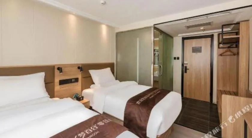 Bed in GreenTree Inn West Railway Station North Square Hotel