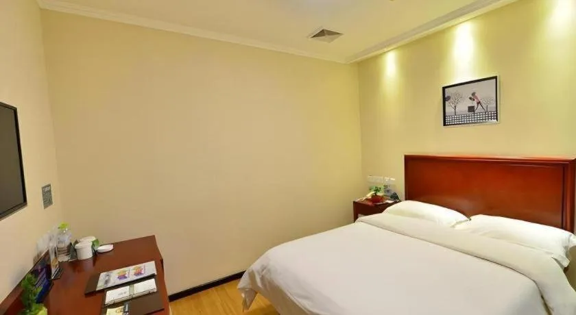 Bed in GreenTree Inn West Railway Station North Square Hotel