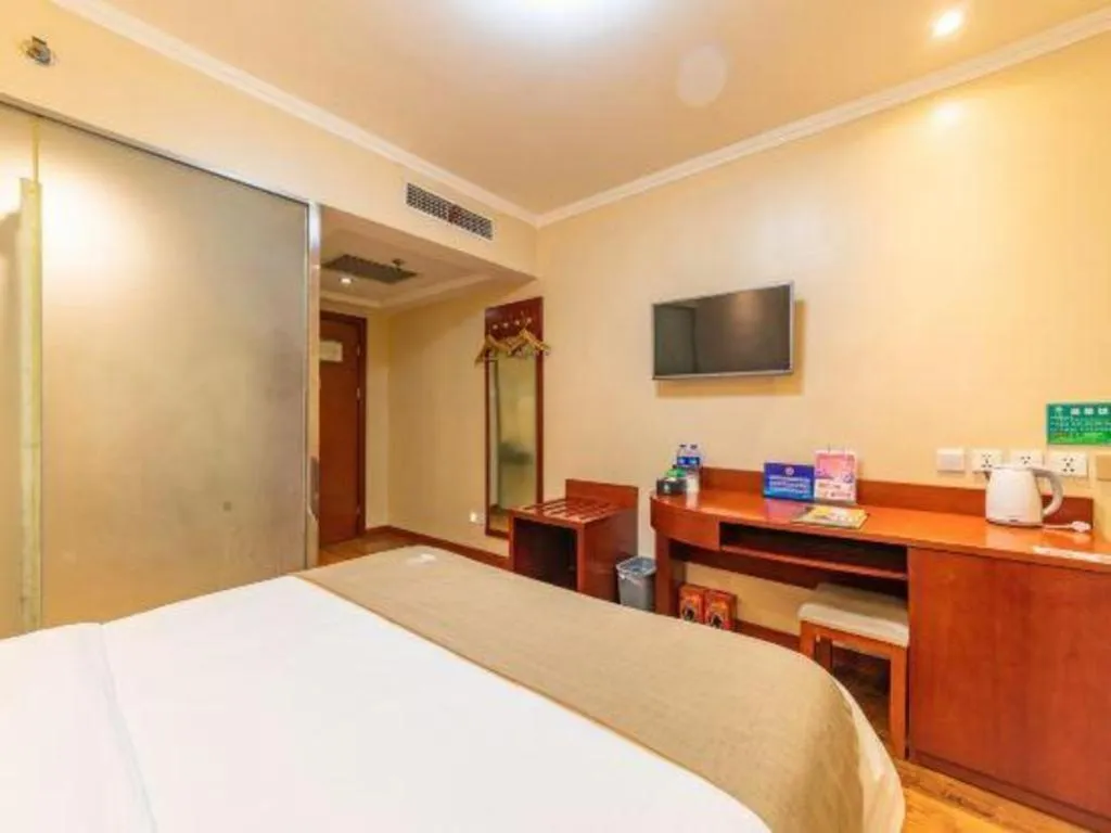Bed in GreenTree Inn West Railway Station North Square Hotel
