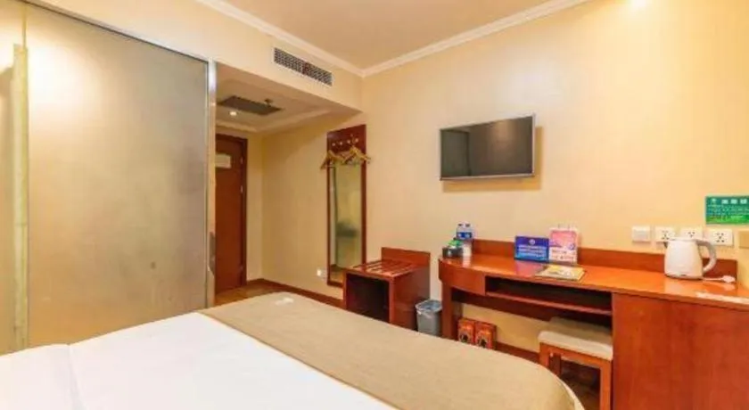 Bed in GreenTree Inn West Railway Station North Square Hotel