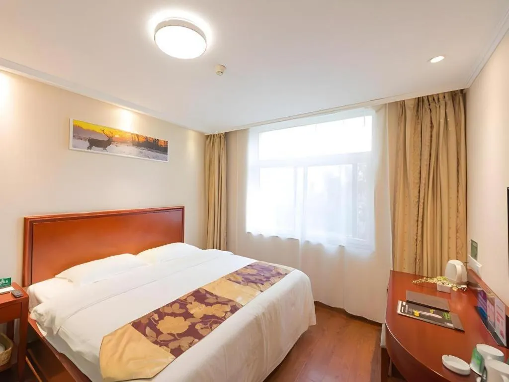 Bed in GreenTree Inn West Railway Station North Square Hotel