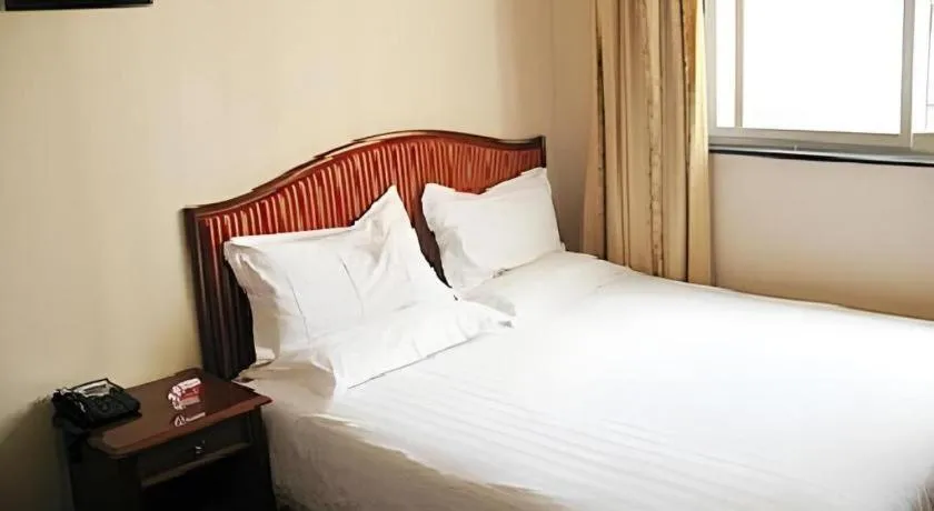 Bed in GreenTree Inn West Railway Station North Square Hotel