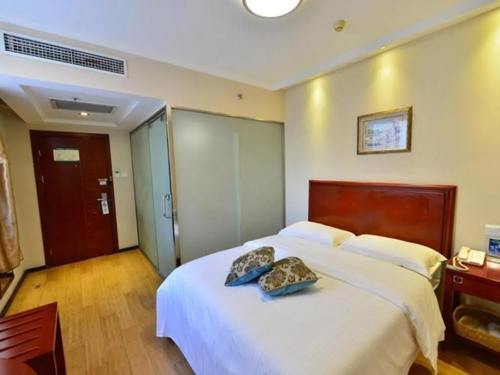 Bed in GreenTree Inn West Railway Station North Square Hotel