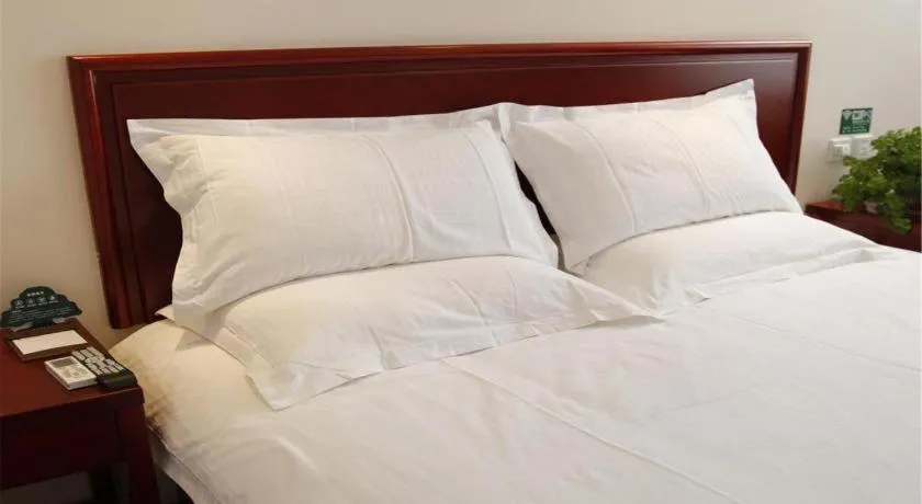 Bed in GreenTree Inn West Railway Station North Square Hotel