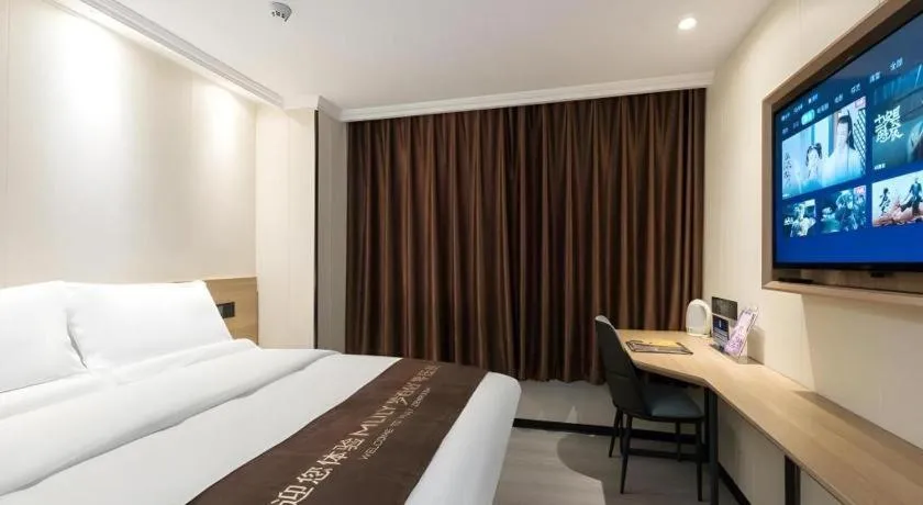 Bed in GreenTree Inn West Railway Station North Square Hotel