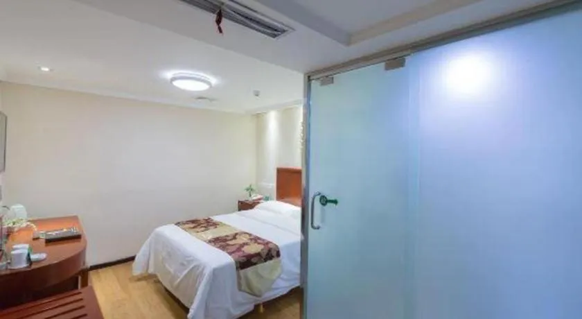 Bed in GreenTree Inn West Railway Station North Square Hotel